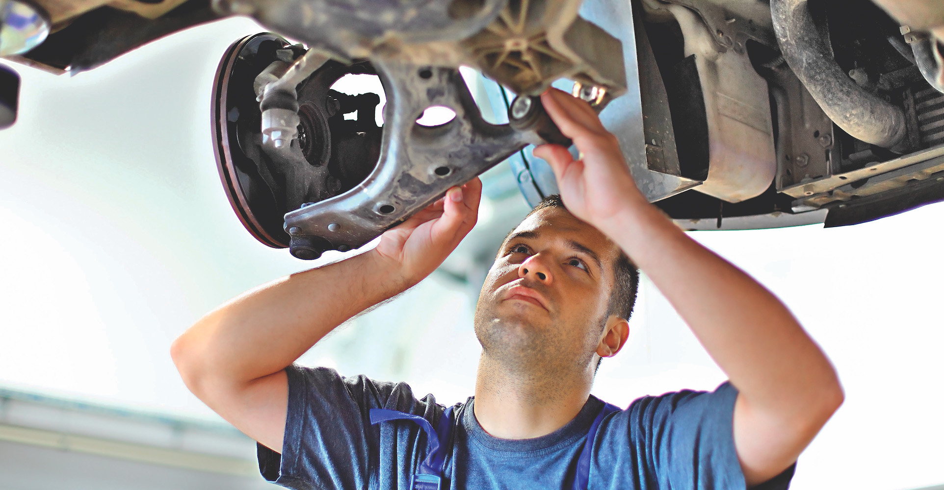 mechanik naprawia zawieszenie