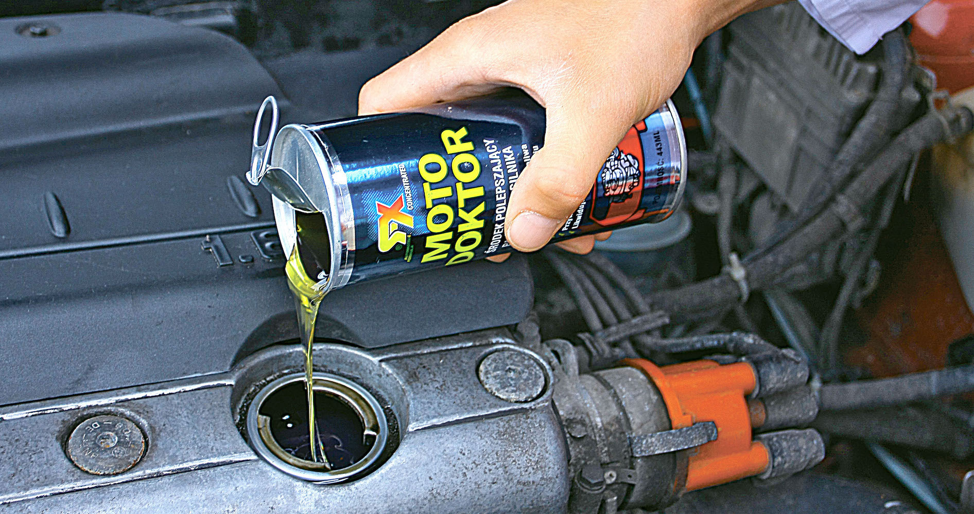 dolewanie dodatku do oleju