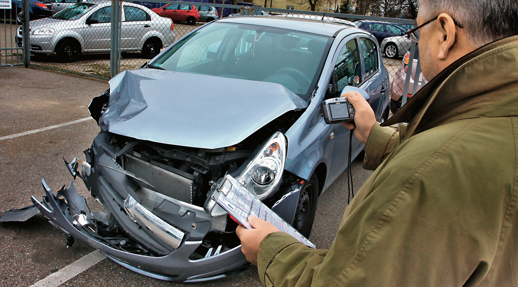 rzeczoznawca przy rozbitym aucie