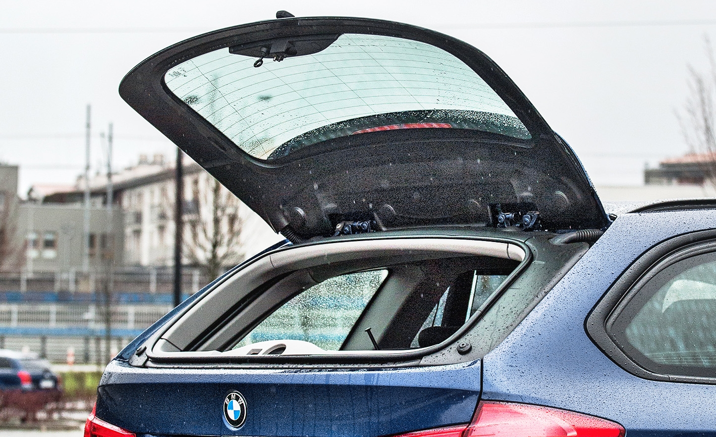 BMW 320d xDrive F31 uchylna szyba w klapie bagażnika