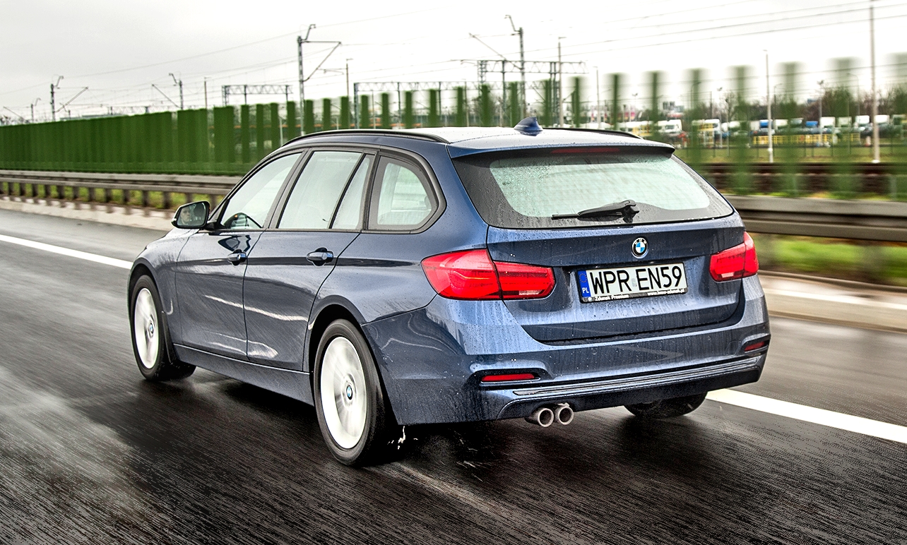 BMW 320d xDrive F31 w ruchu bok i tył