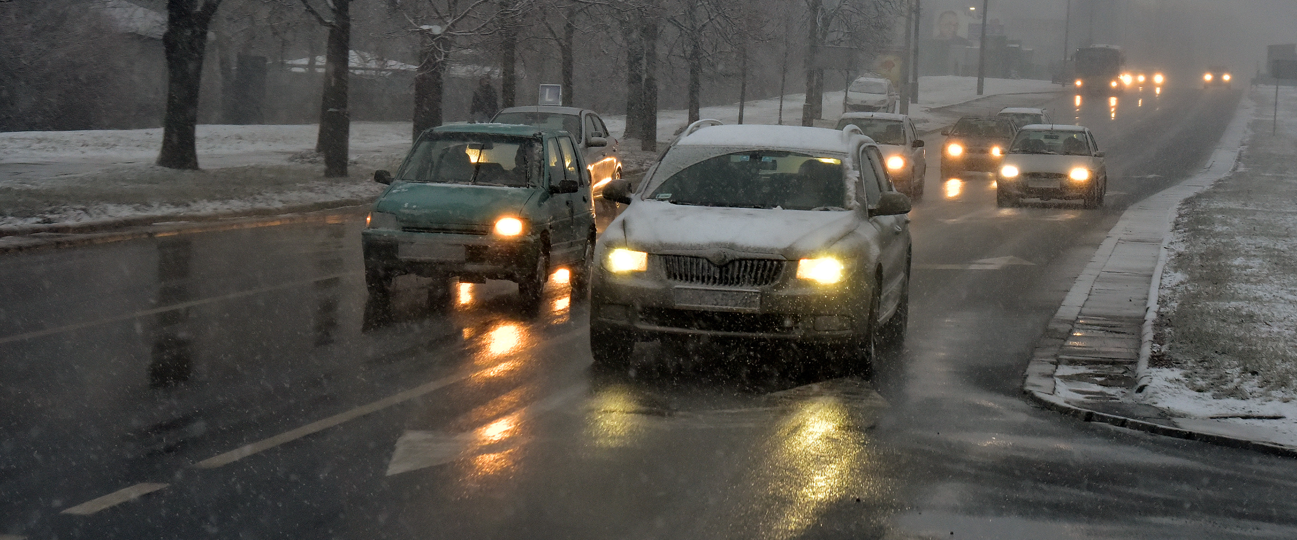 Auta na drodze podczas śnieżycy