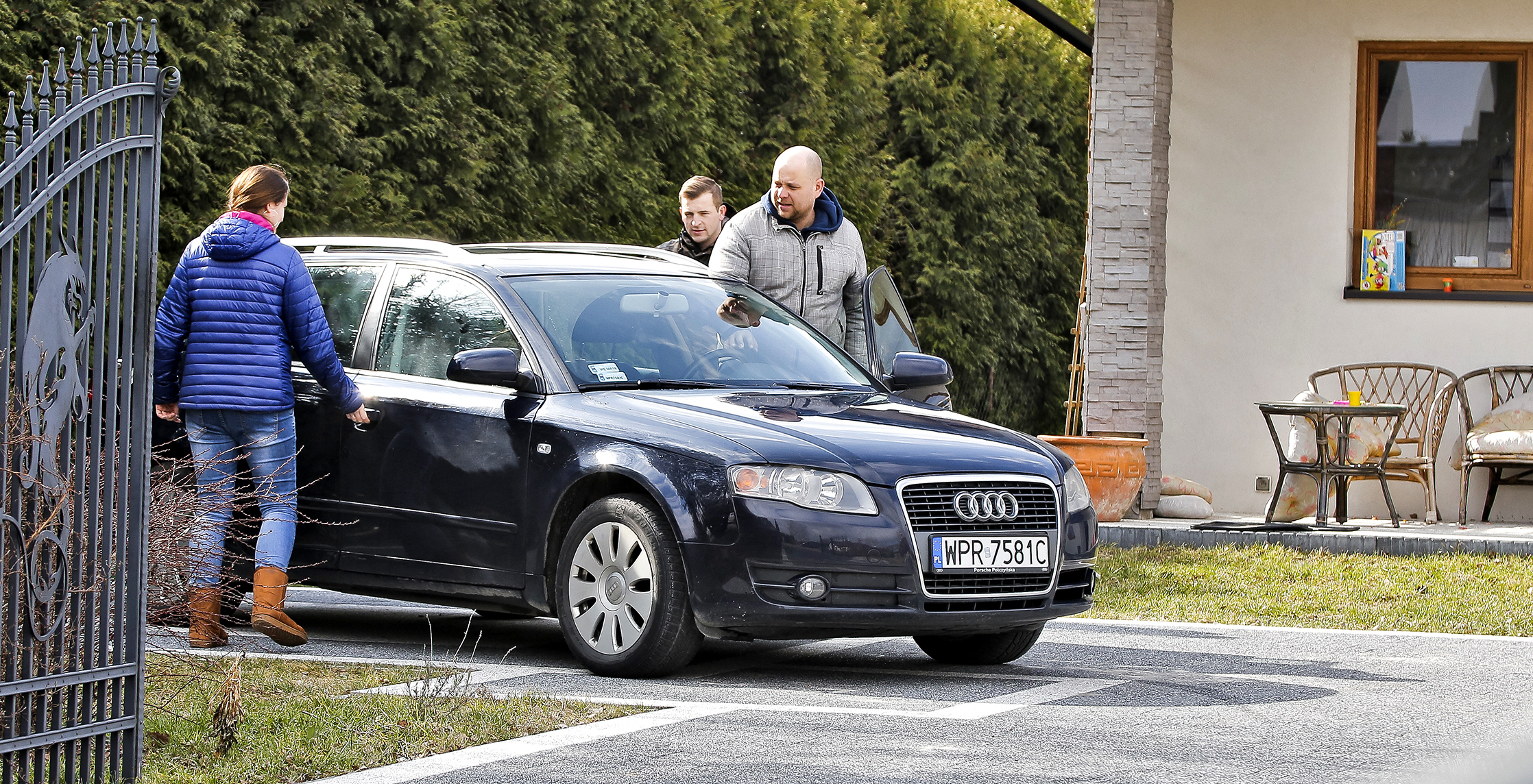 Trzy osoby wsiadają do Audi A4 B7