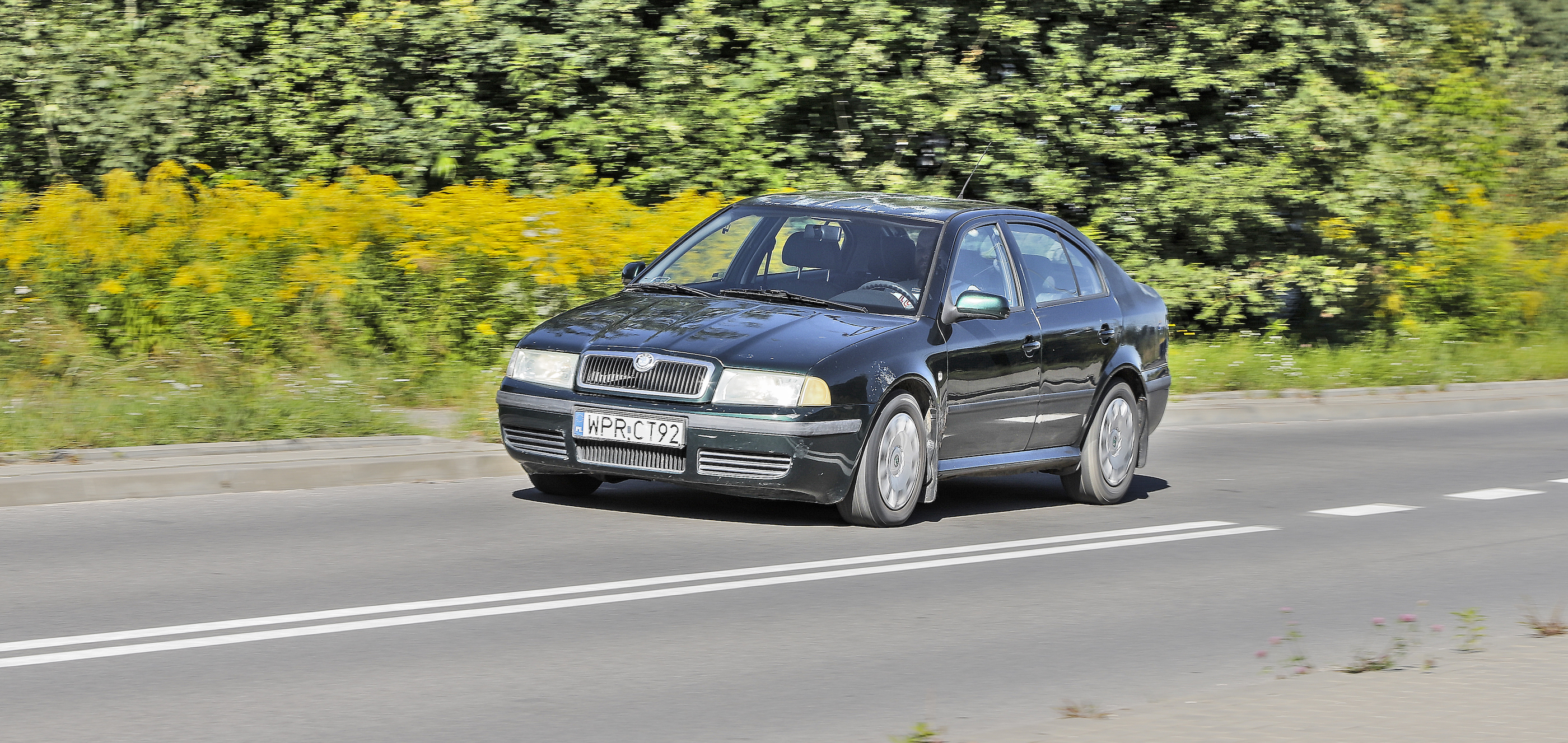 jadąca Skoda Octavia