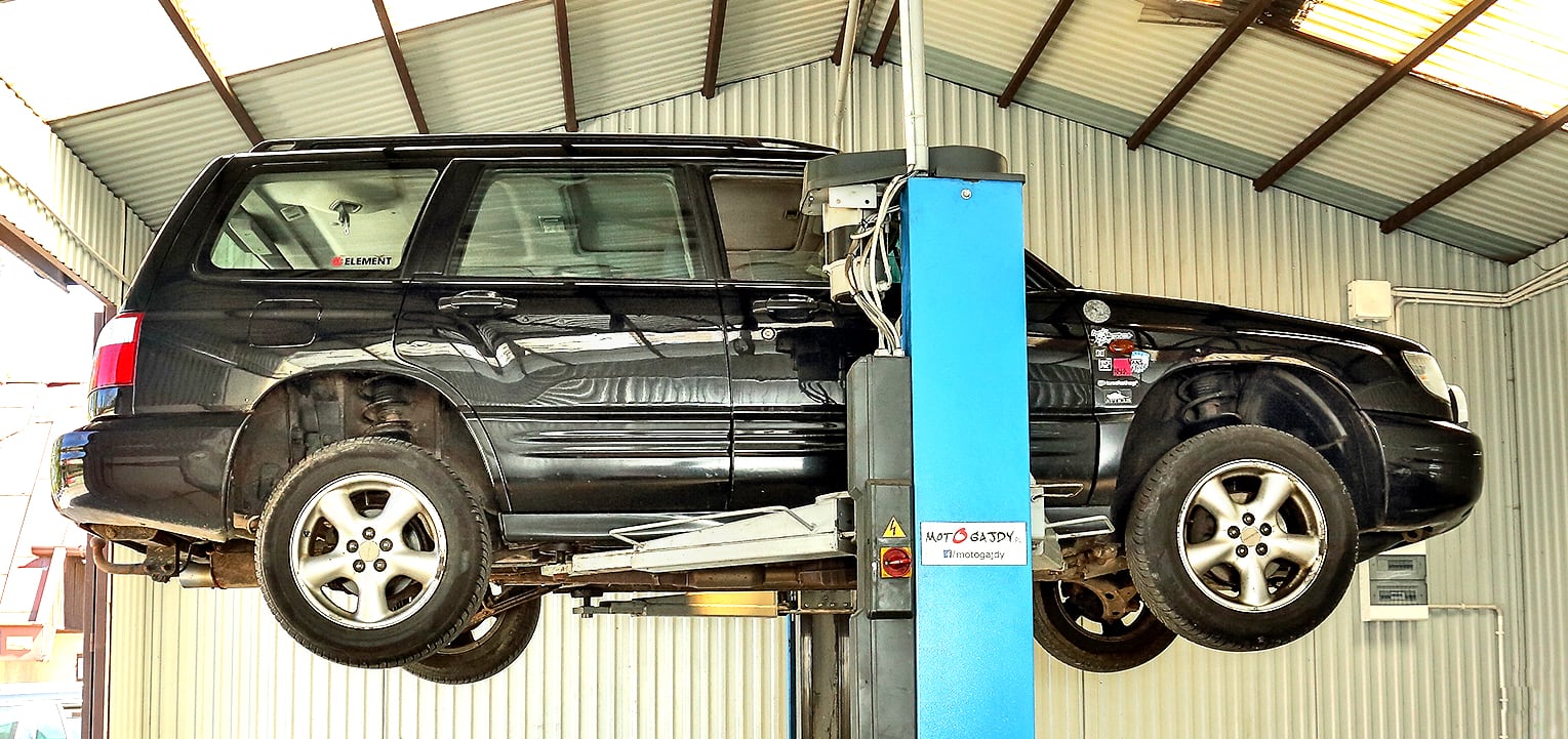 Subaru Forester 2.0 S-Turbo na podnośniku