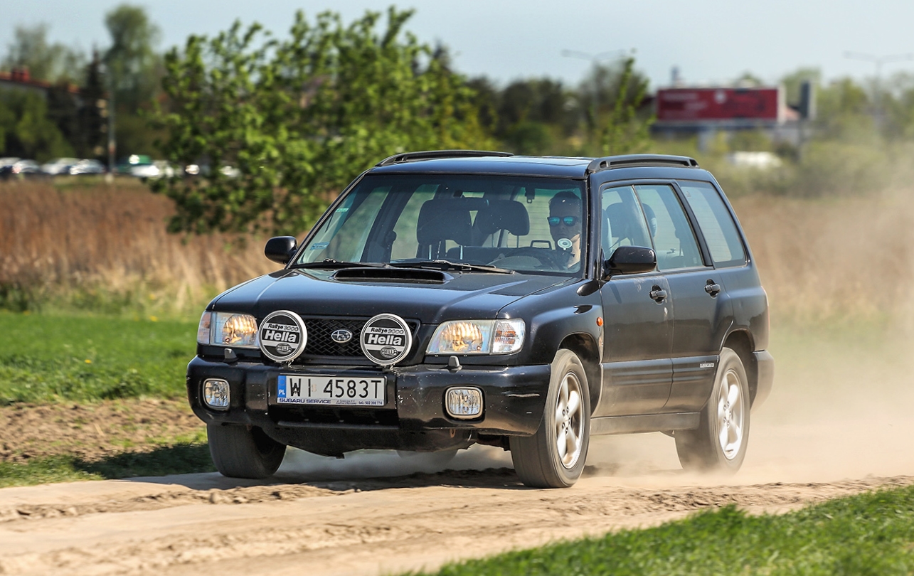 Subaru Forester 2.0 S-Turbo przód i bok na szutrze