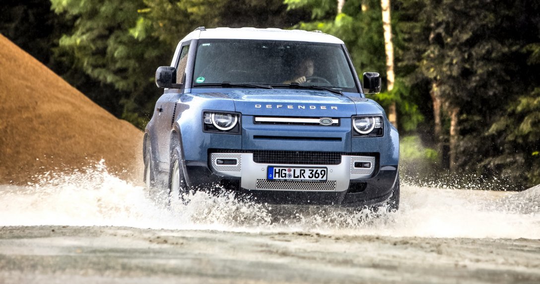 Land Rover Defender 90 D200 Hard Top od przodu, przejazd przez wodę