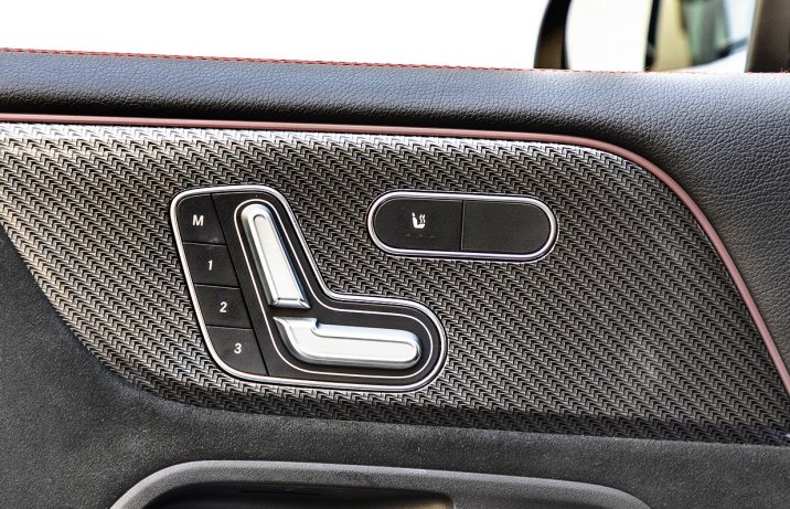 Mercedes-AMG GLB 35 4Matic - przyciski foteli