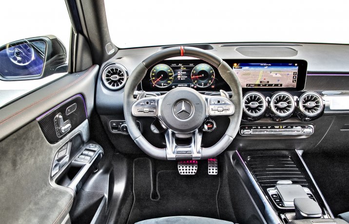 Mercedes-AMG GLB 35 4Matic - deska rozdzielcza