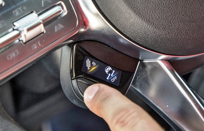 Mercedes-AMG GLB 35 4Matic - przyciski na kierownicy