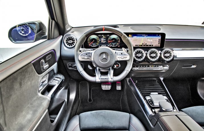 Mercedes-AMG GLB 35 4Matic - deska rozdzielcza