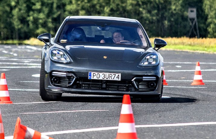 Porsche Panamera Turbo S - slalom