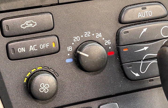 Używane Volvo V70 II T5 (2002) – panel klimatyzacji