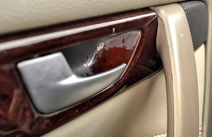 Używane Volvo V70 II T5 (2002) – klamka w środku