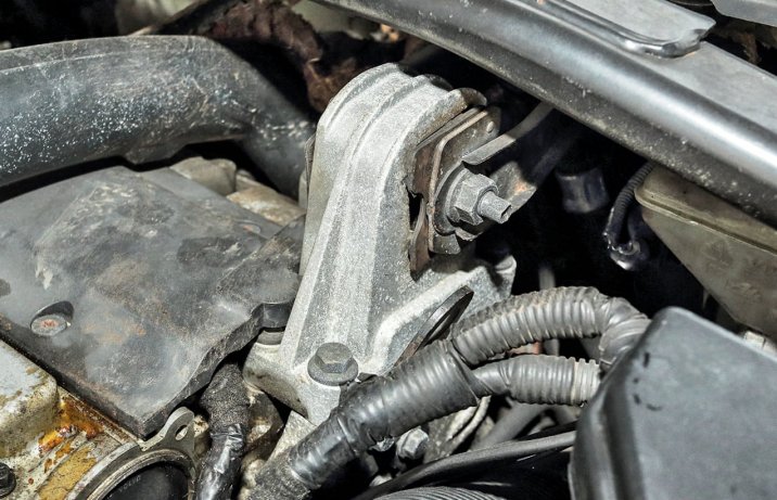 Używane Volvo V70 II T5 (2002) – poduszka silnika