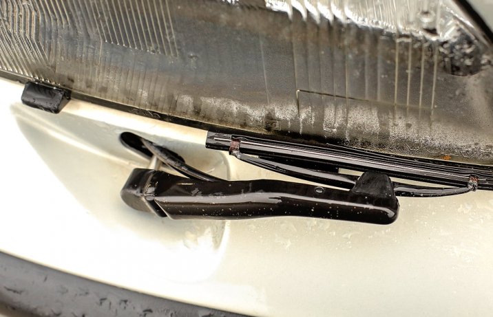 Używane Volvo V70 II T5 (2002) – wycieraczka reflektora