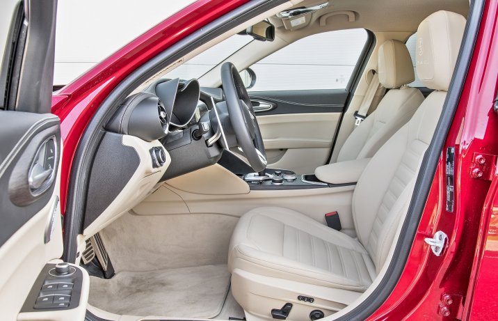 Alfa Romeo Giulia Ti 2.0 GME 200 AT RWD 6C Villa d'Este - fotele