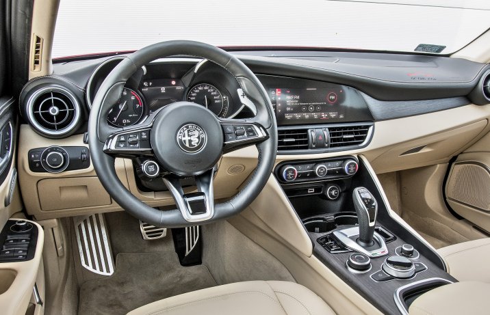 Alfa Romeo Giulia Ti 2.0 GME 200 AT RWD 6C Villa d'Este - deska rozdzielcza