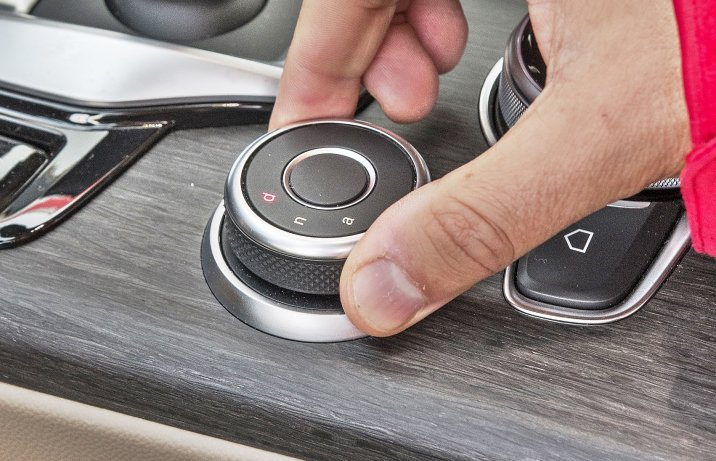 Alfa Romeo Giulia Ti 2.0 GME 200 AT RWD 6C Villa d'Este - pokrętło