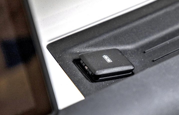 Land Rover Defender 90 D200 Hard Top - USB