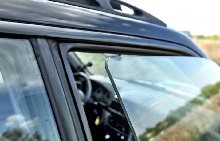 Subaru Forester I 2.0 S-Turbo – szyba bezramkowa