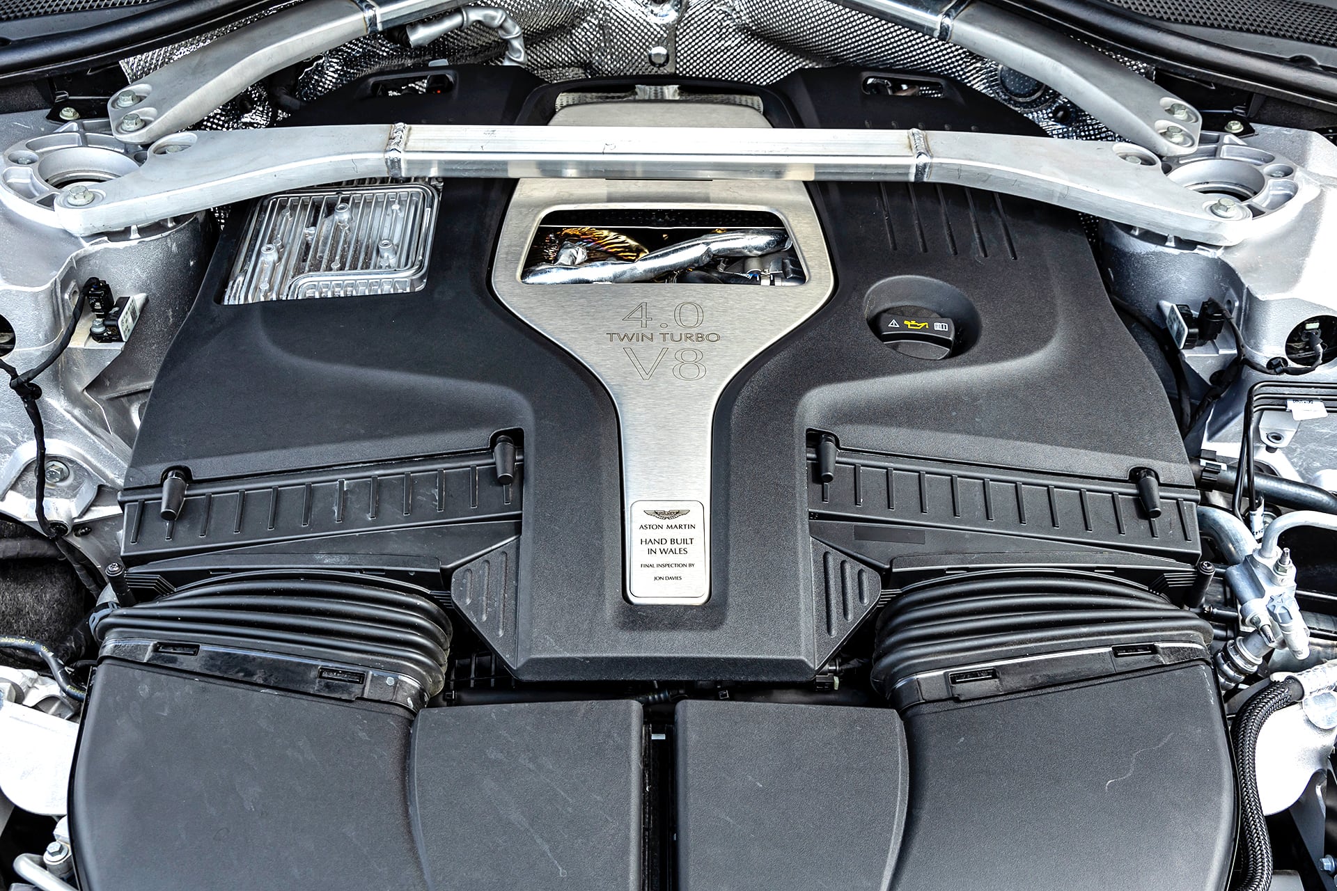 Aston_Martin_DBX_silnik