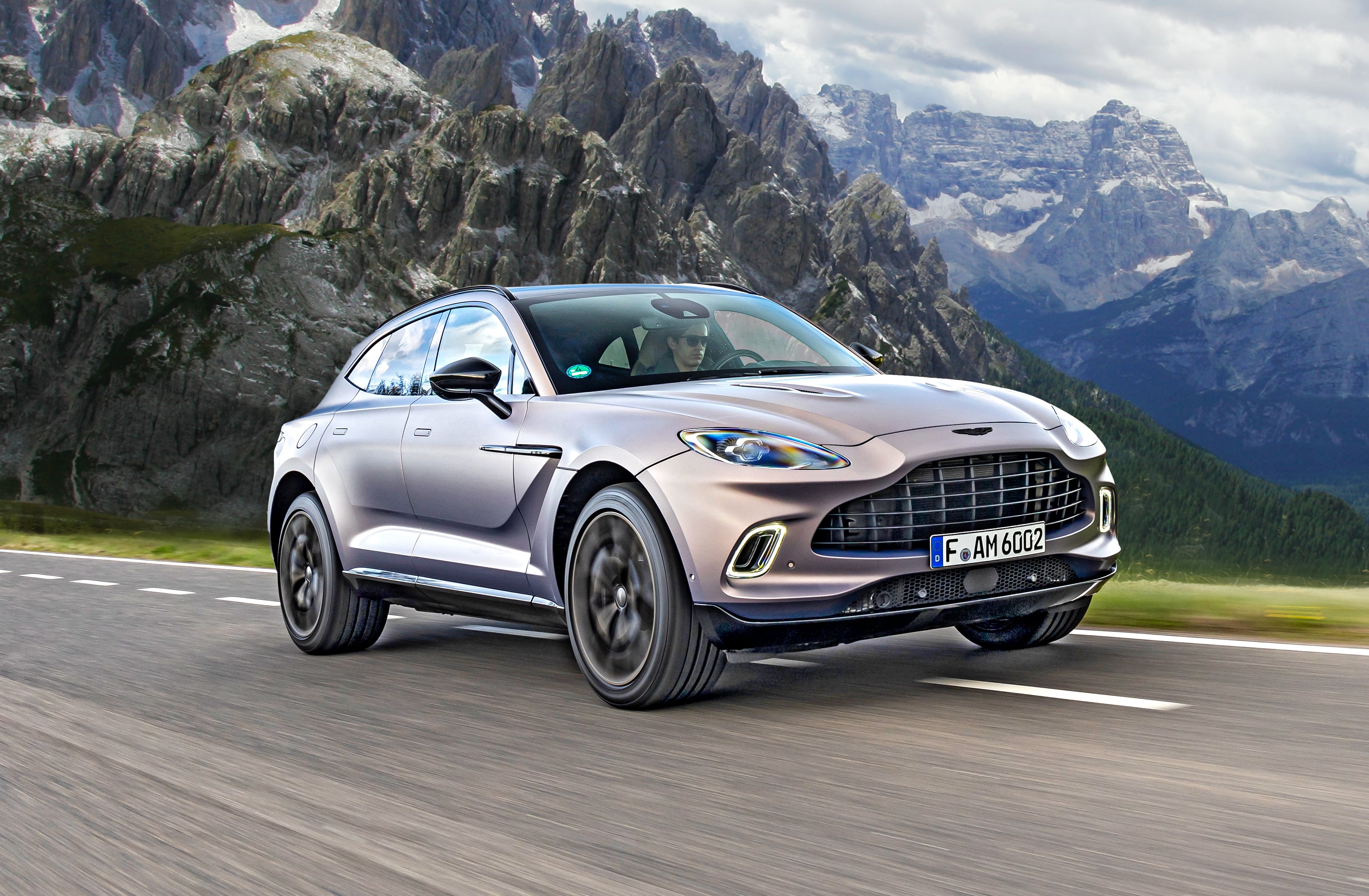 Aston_Martin_DBX_przód i bok w ruchu