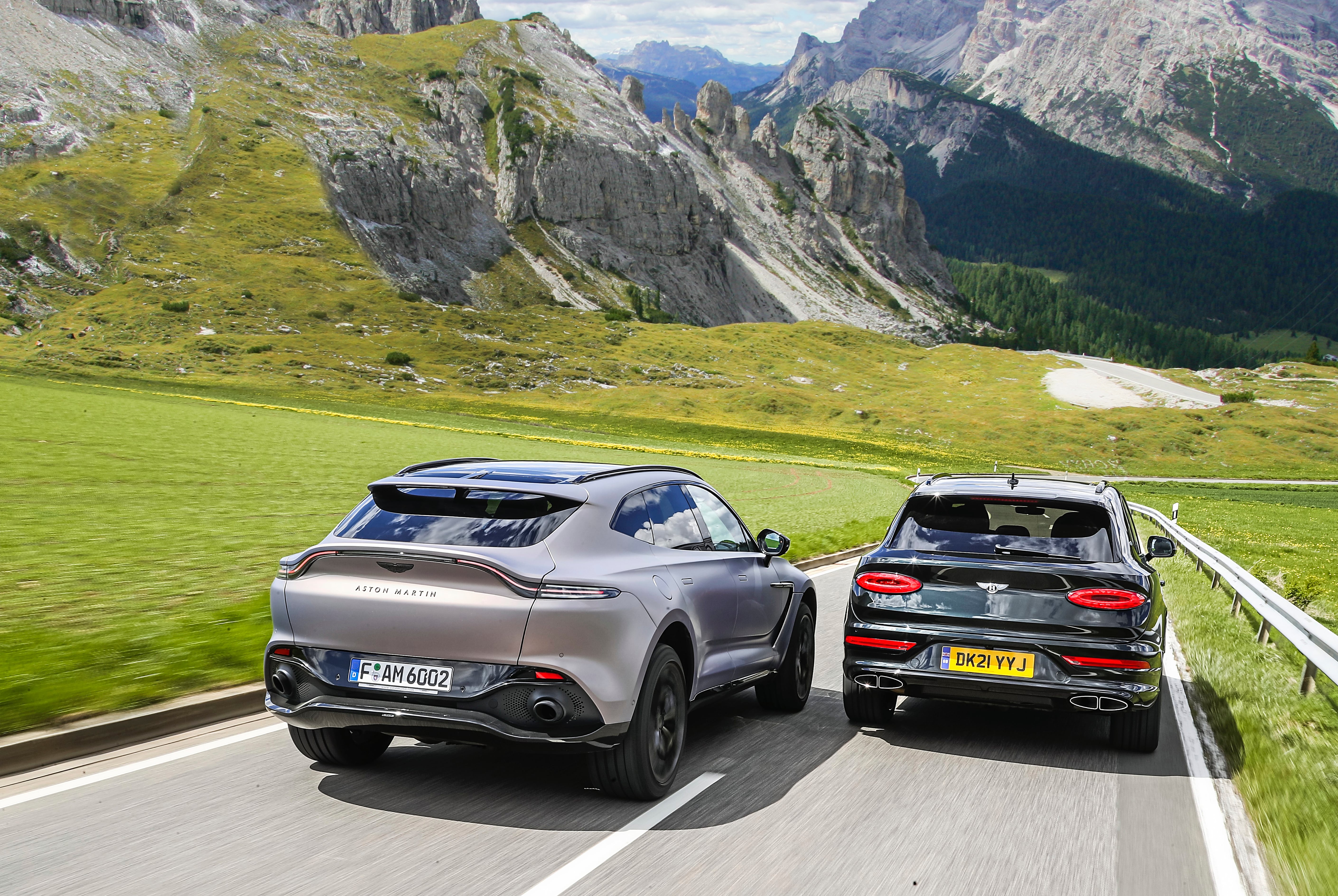 Bentley_Bentayga_V8_Aston_Martin_DBX_tyły