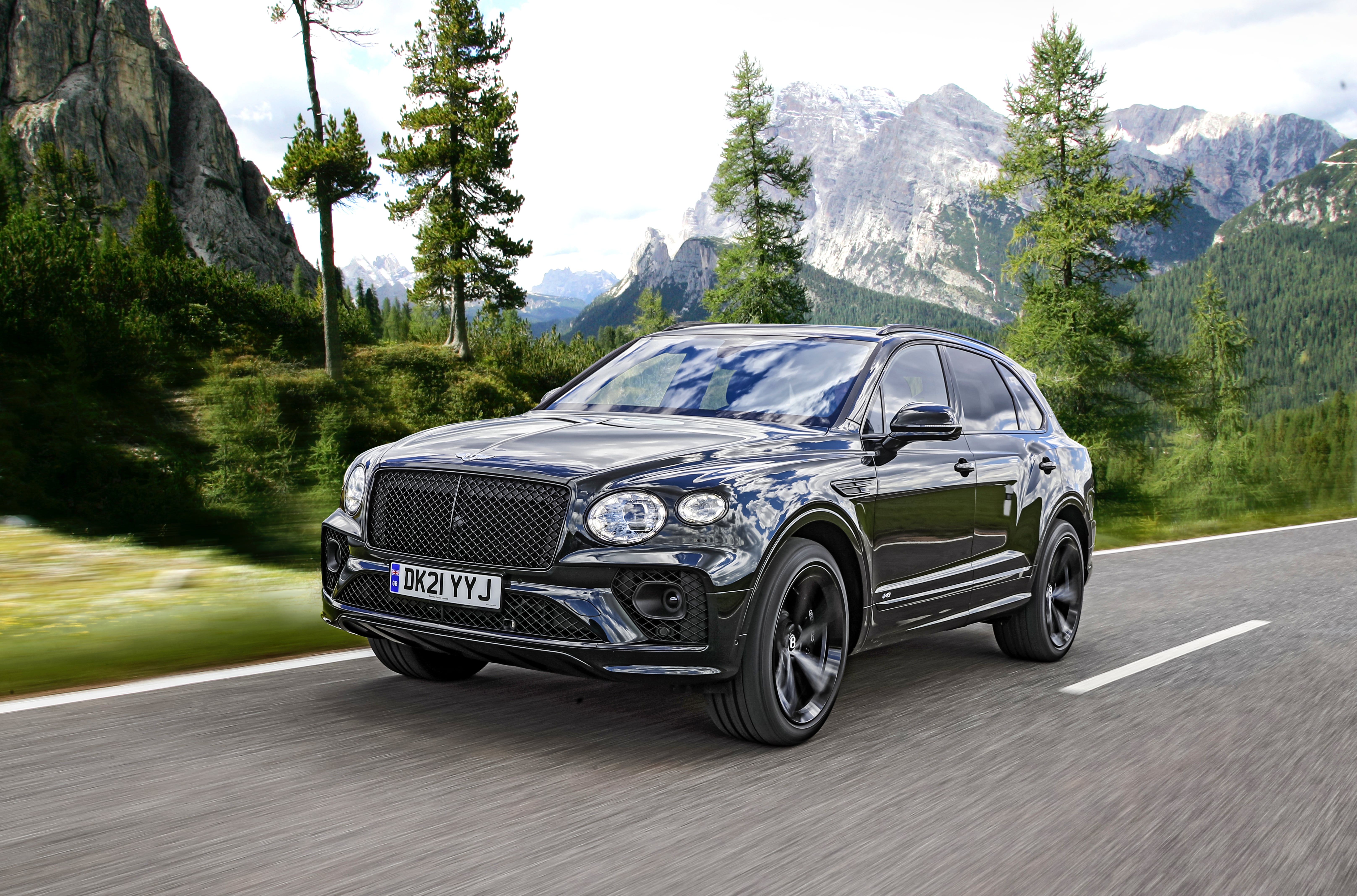 Bentley_Bentayga_V8_przód i bok w ruchu