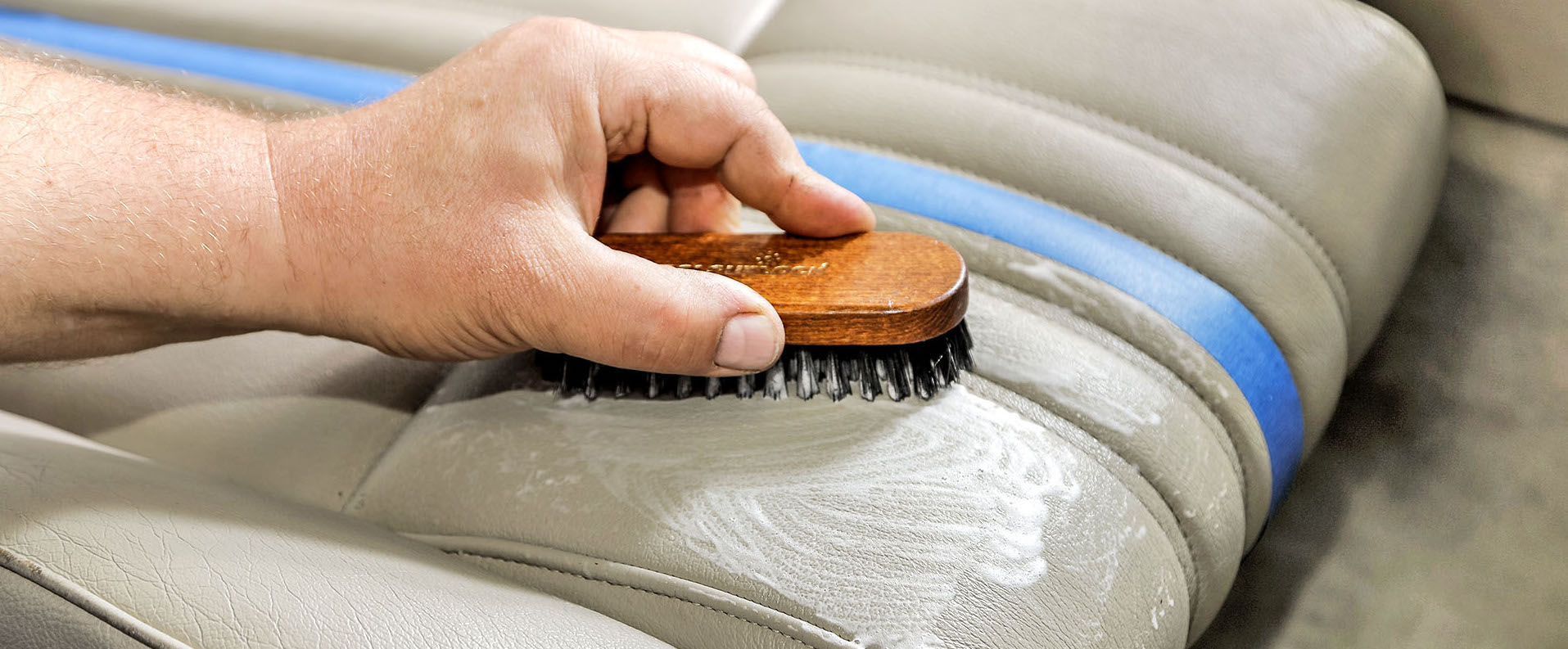 Czyszczenie fotela szczotką