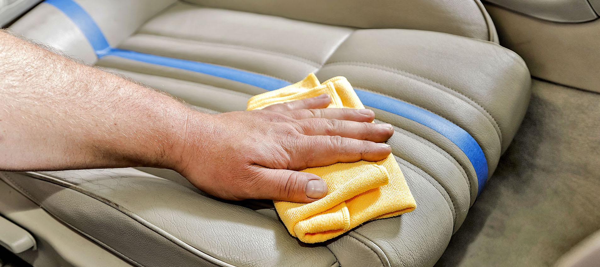 Usuwanie brudu z tapicerki