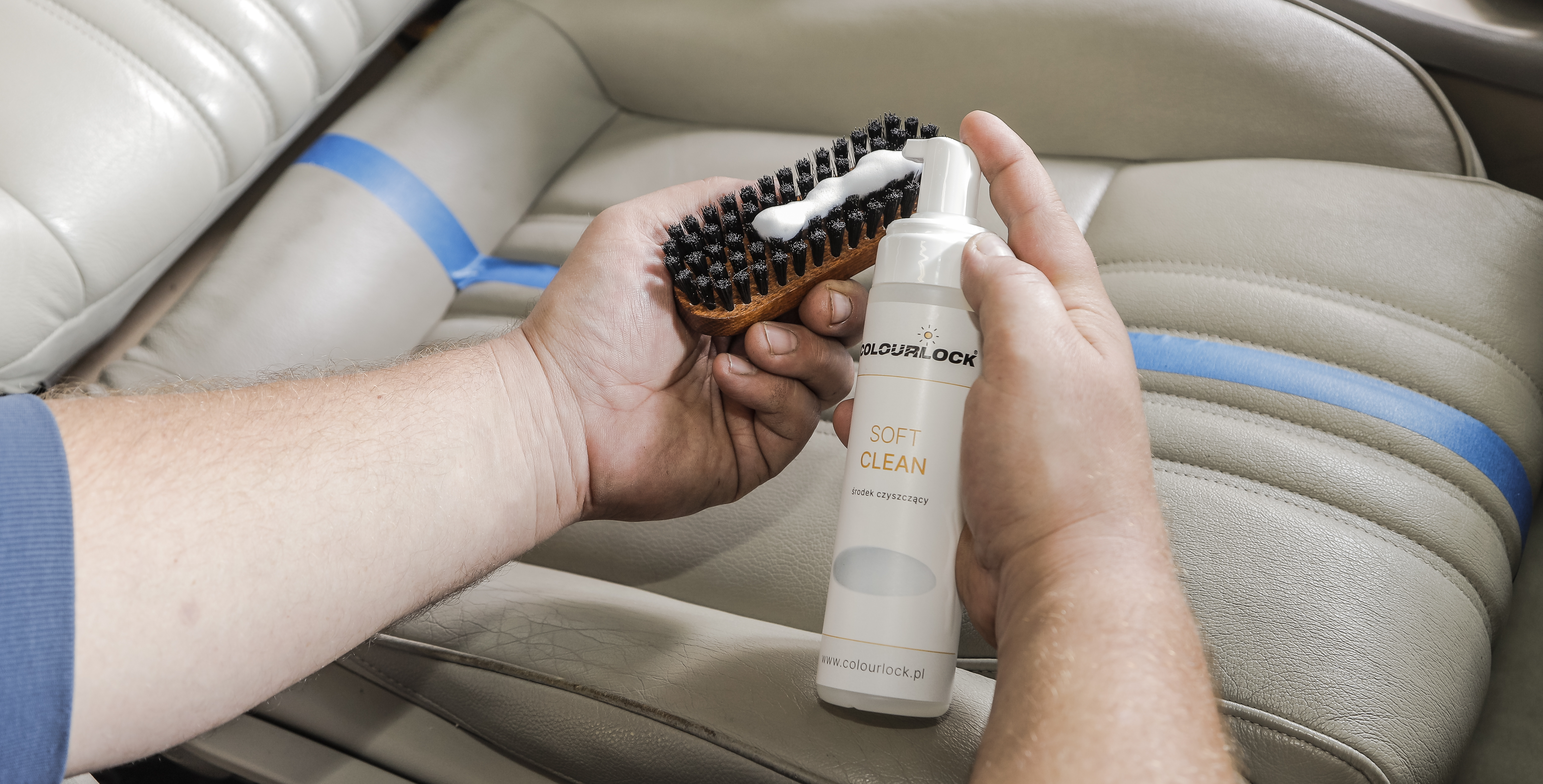 Nakładanie preparatu czyszczącego na szczotkę