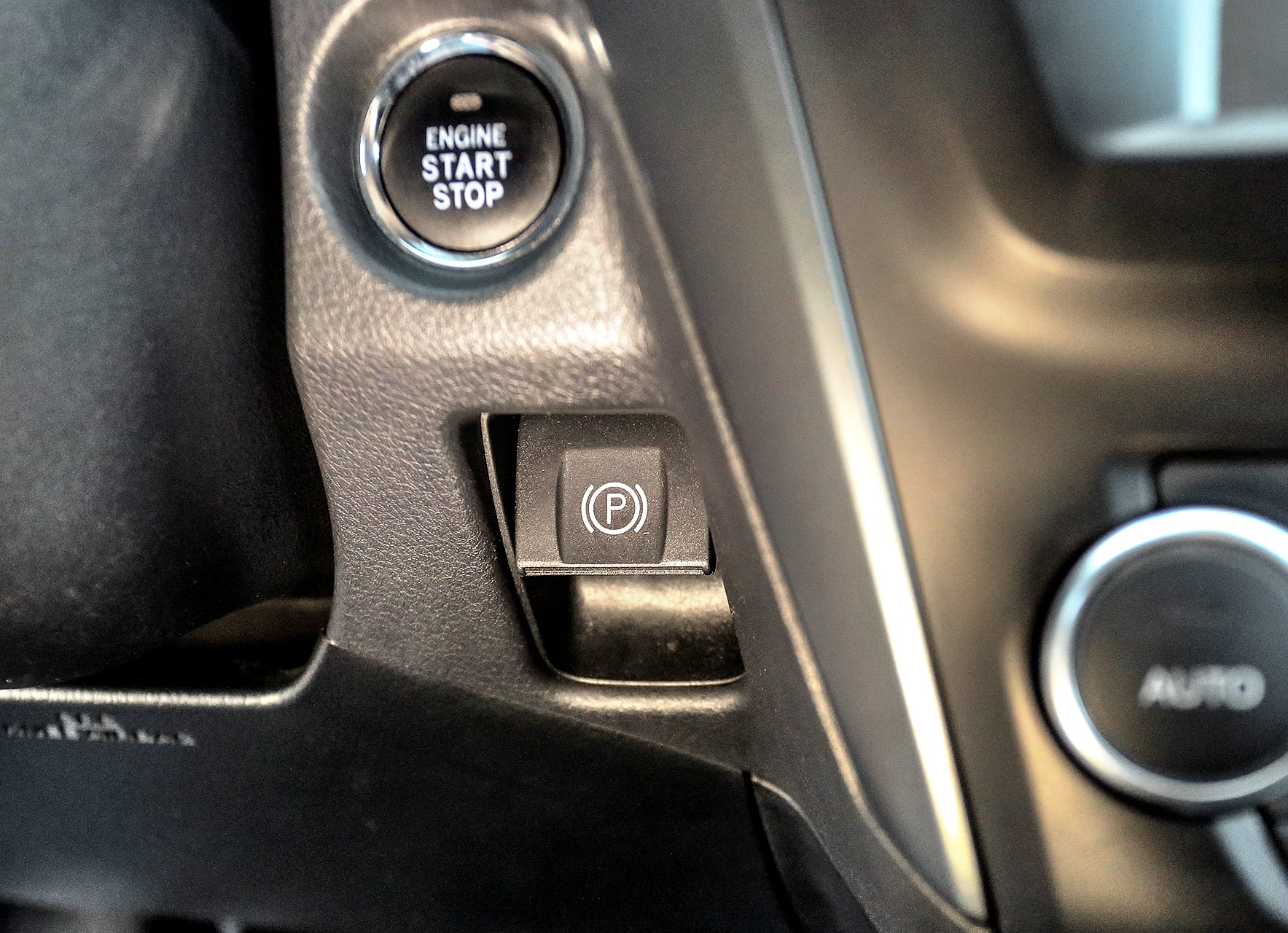 Toyota Avensis III 2.0 D-4D Prestige przycisk hamulca pomocniczego