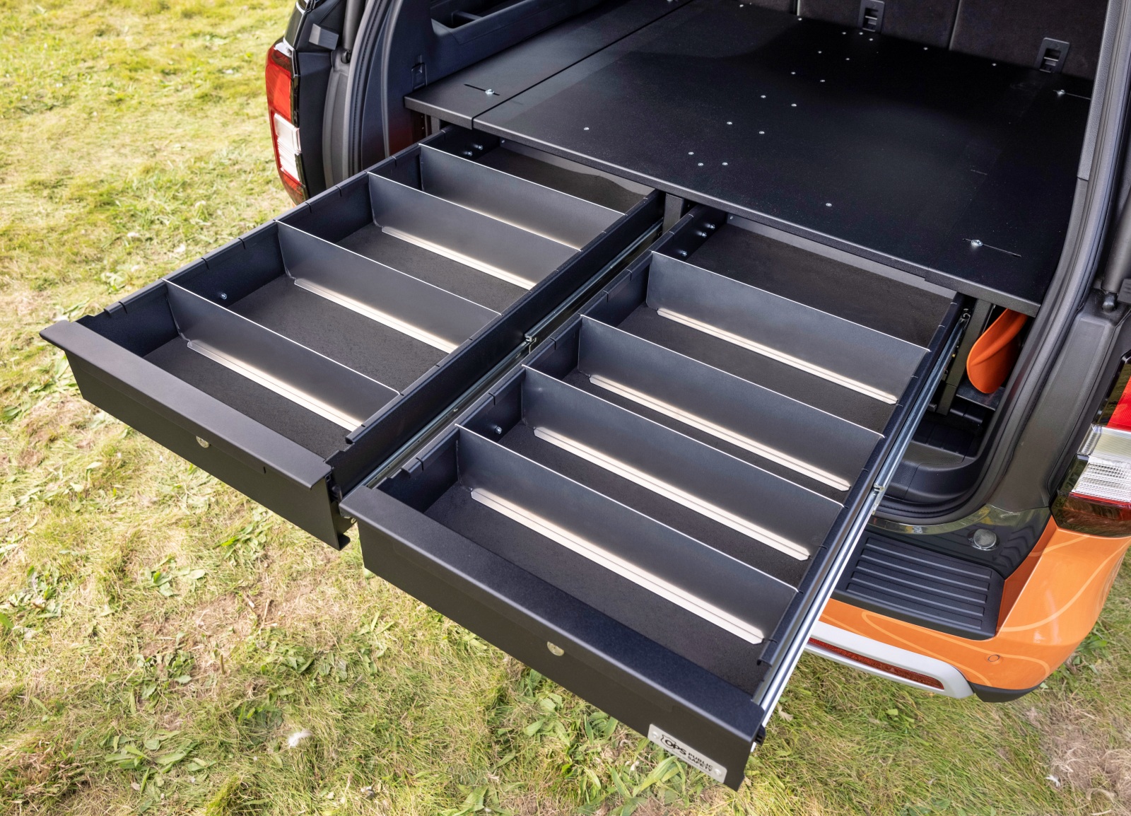 Ford Expedition Timberline Off-Grid Concept schowki