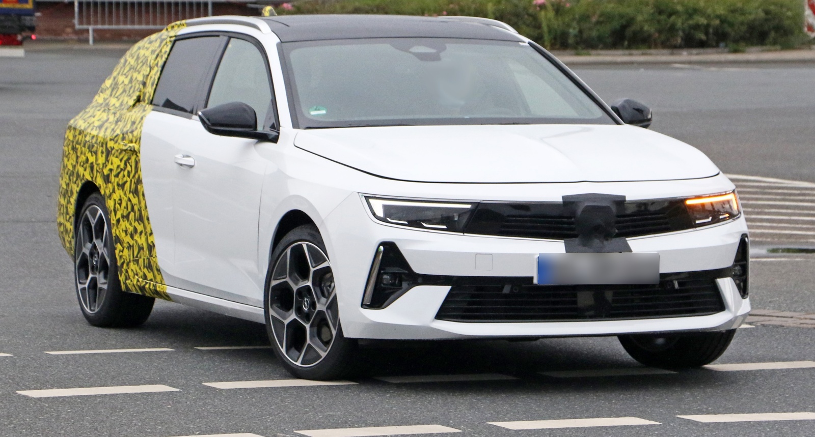 Opel Astra Sports Tourer - przód