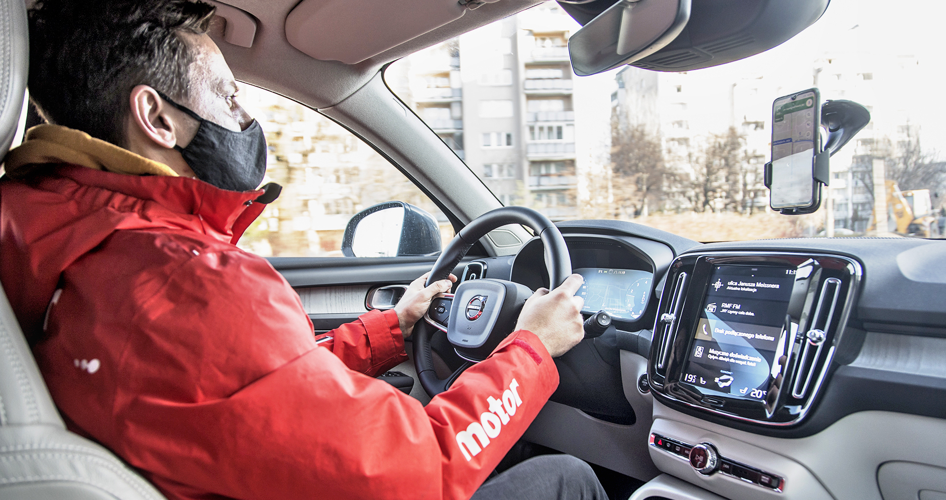 kierowca w maseczce za kierownica