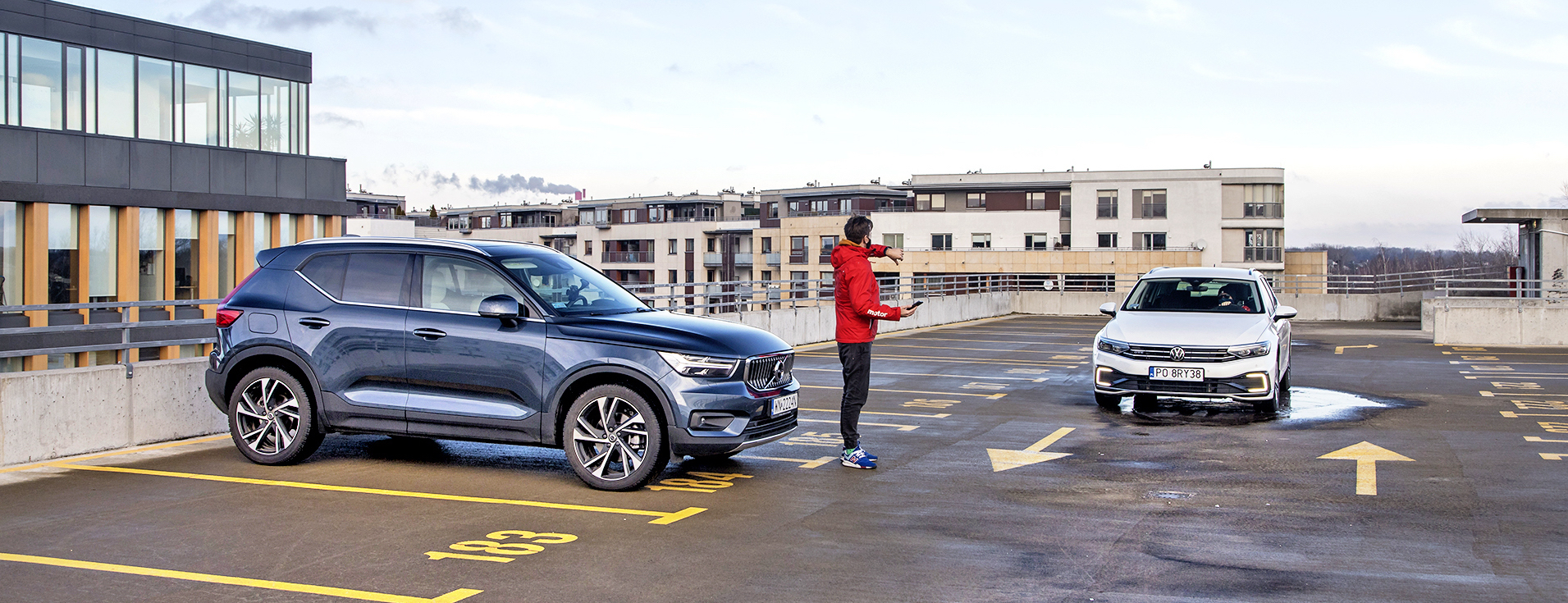 dwa auta na parkingu