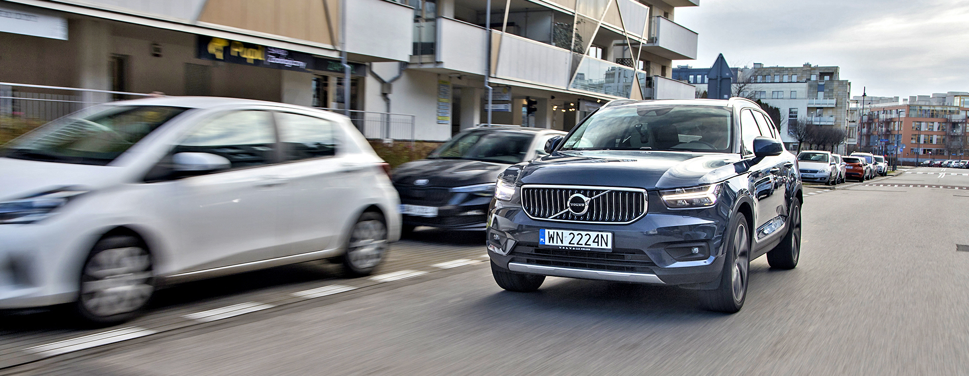 auto jedzie po uliczce osiedlowej