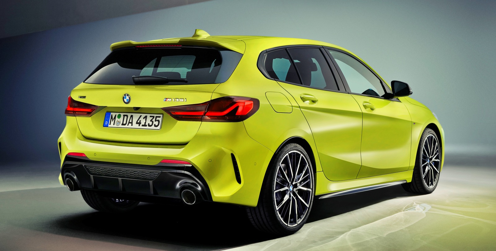 BMW M135i xDrive tył