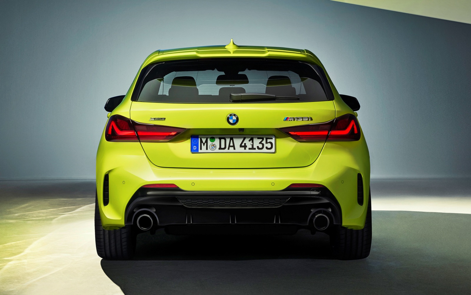 BMW M135i xDrive tył