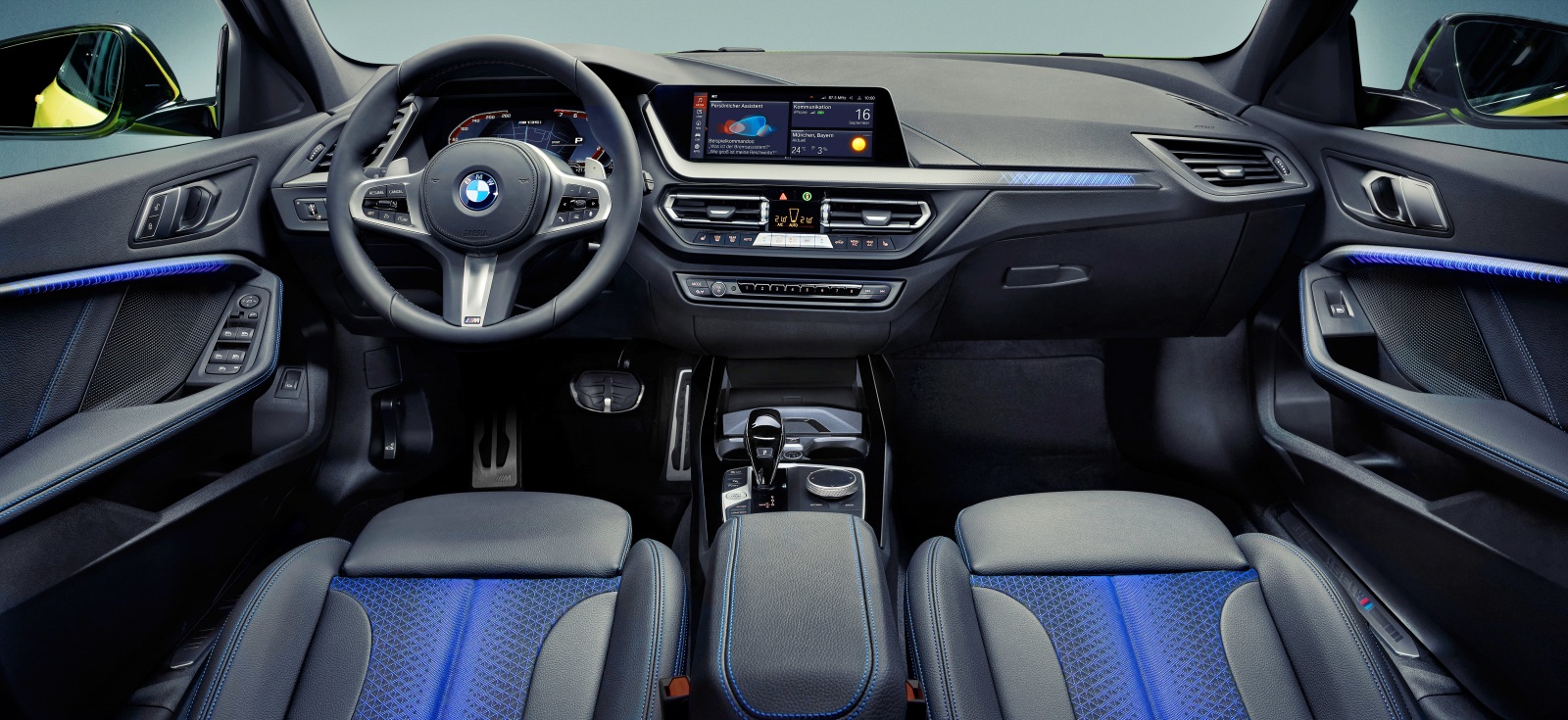 BMW M135i xDrive deska rozdzielcza