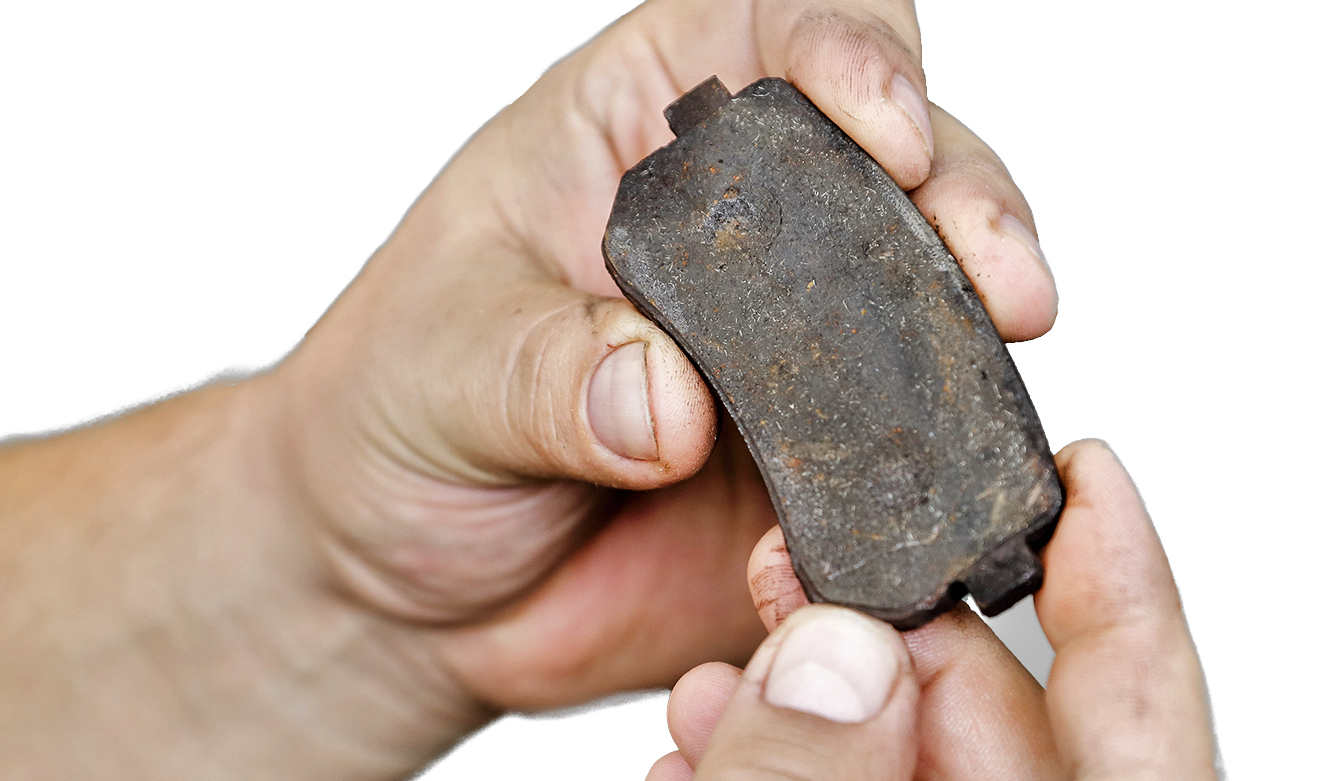 zużyte klocki hamulcowe