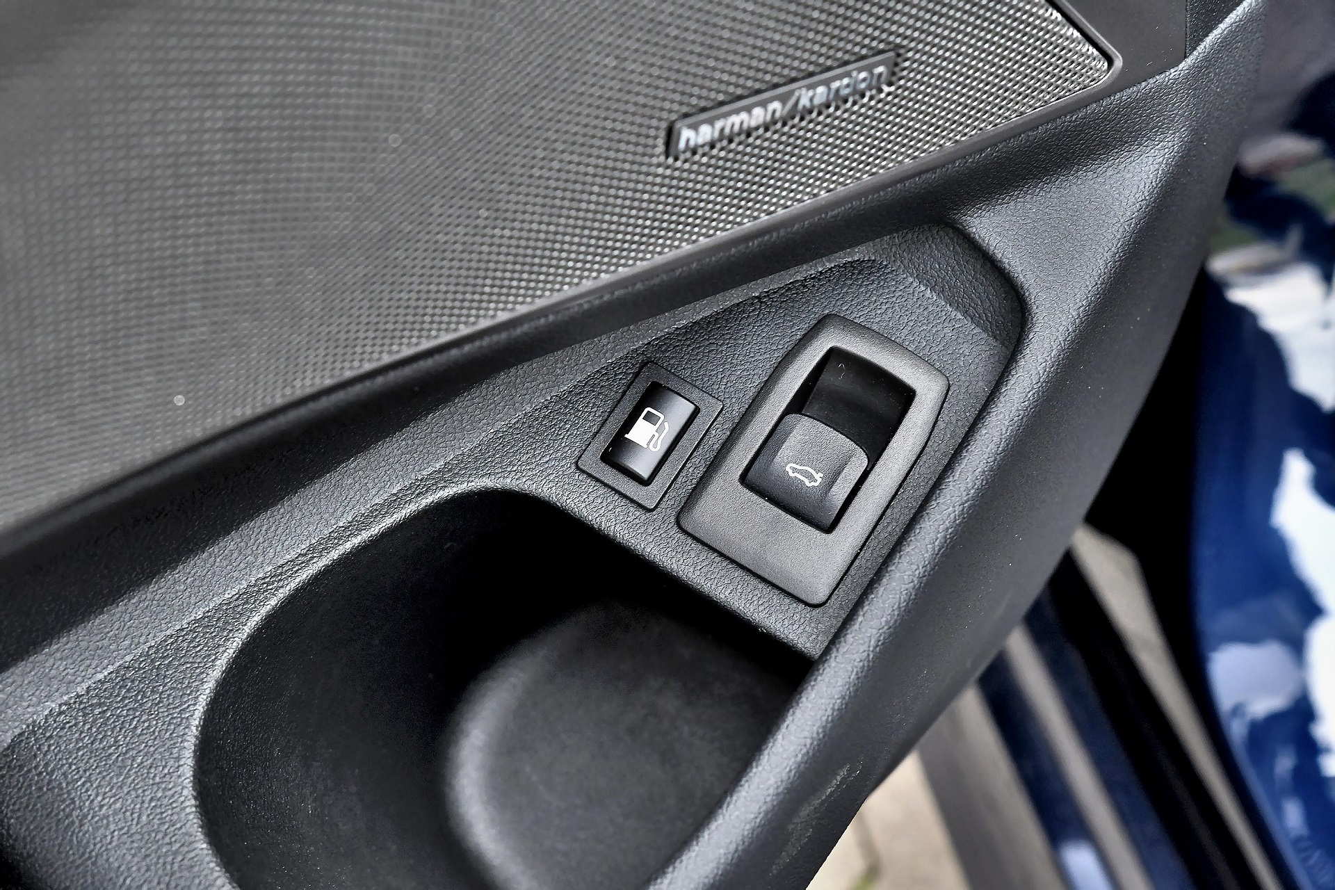 BMW 330e Limuzyna - przycisk