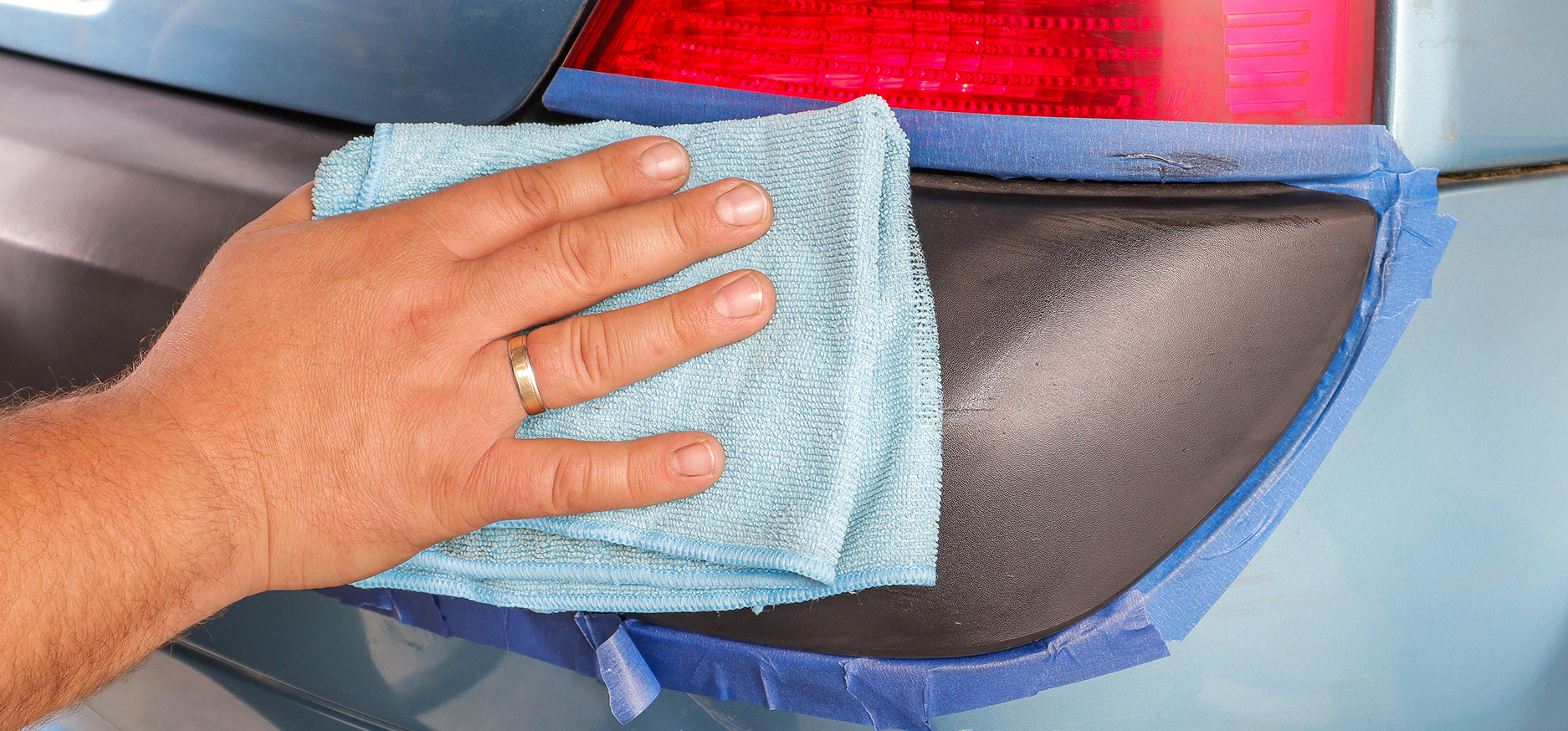 nanoszenie preparatu do renowacji zderzaka