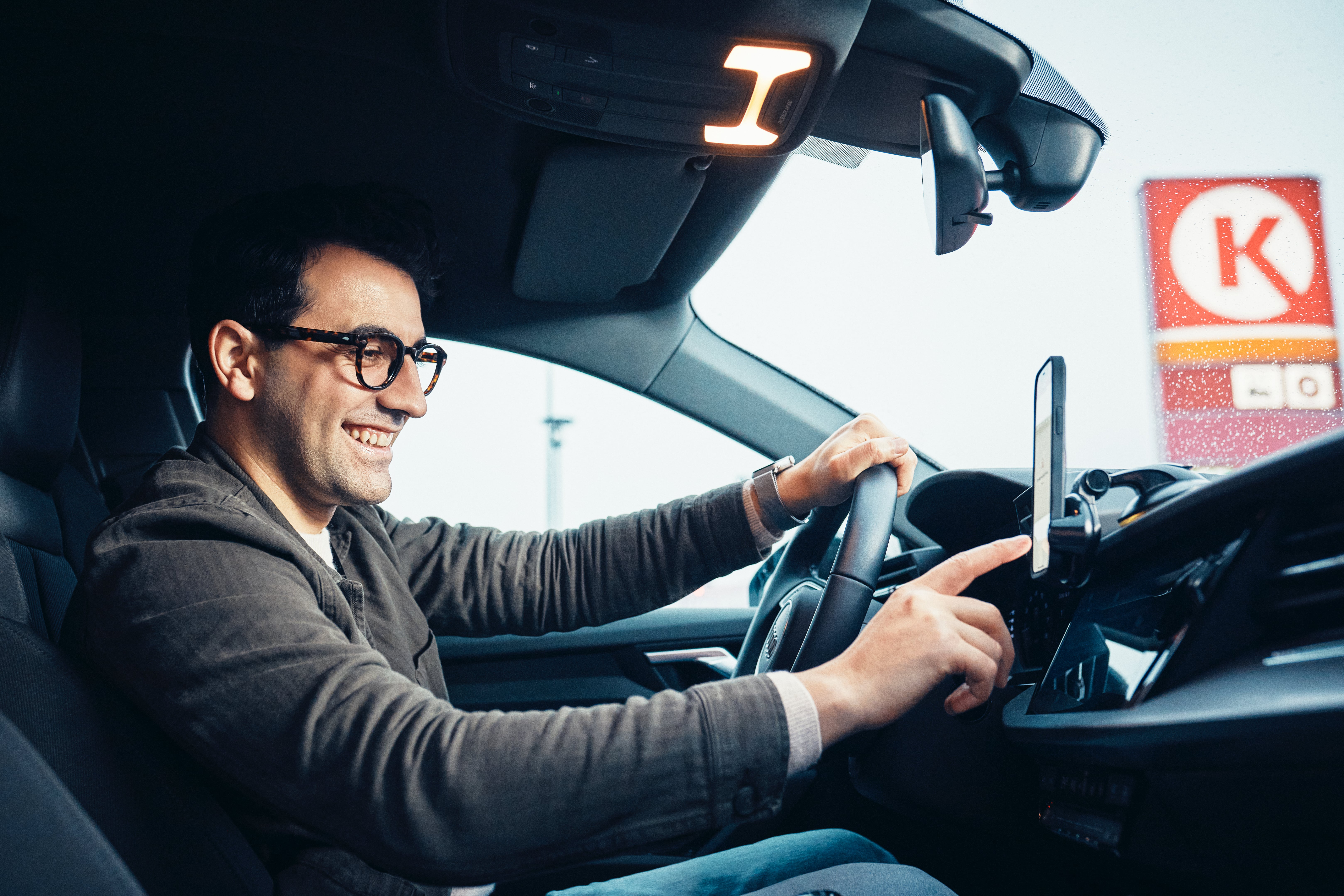 mężczyzna obsługuje telefon w aucie