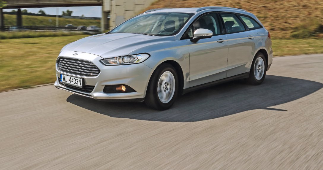 Ford Mondeo Mk5 2.0 TDCi w ruchu na trasie przód i bok