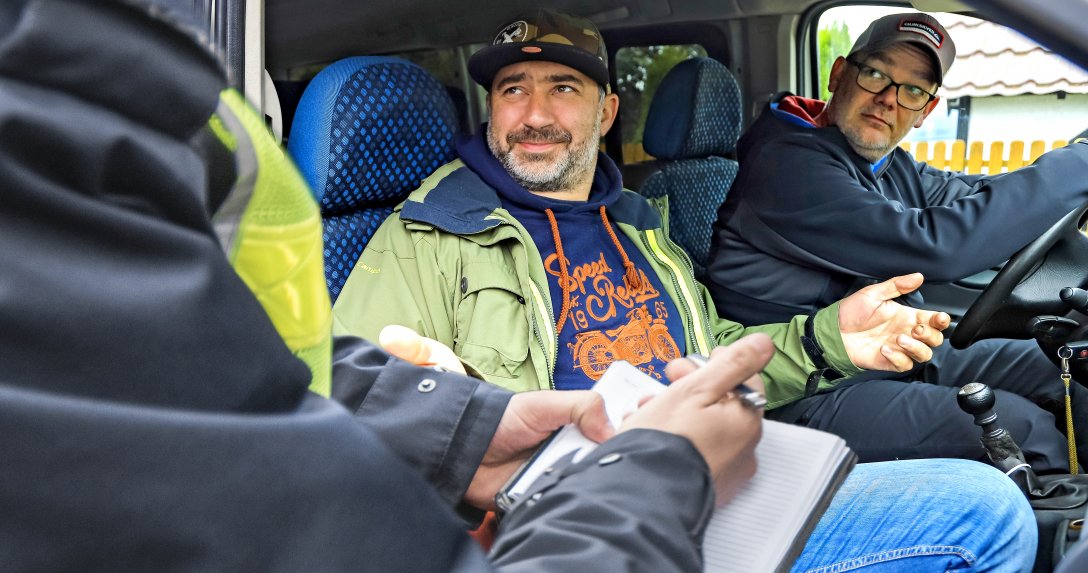 Pasażer auta przyjmuje mandat