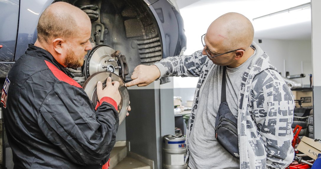 dwie osoby w warsztacie