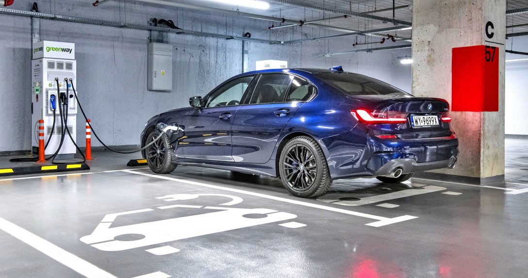 BMW 330e Limuzyna w garażu podczas ładowania