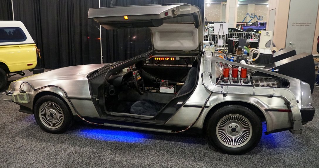 DeLorean z otwartymi drzwiami